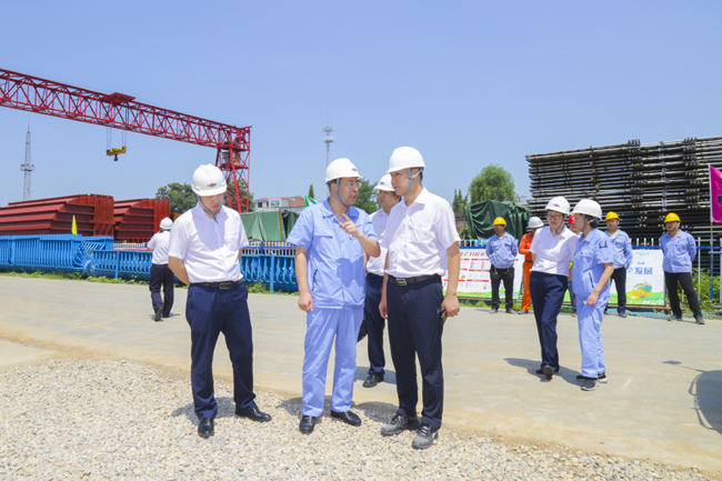 光大銀行洛陽分行行長苗長海、副行長夏冰等一行到萬基控股集團(tuán)調(diào)研