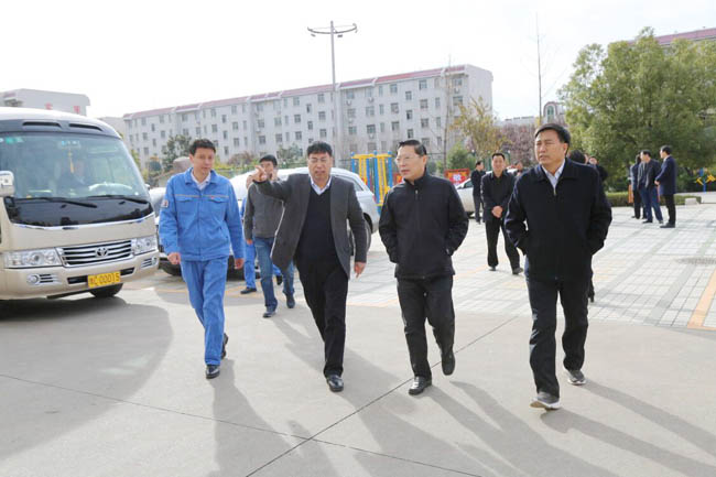 縣委書記劉冠瑜、縣長郅書安到萬基花園一小區(qū)視察指導(dǎo)工作