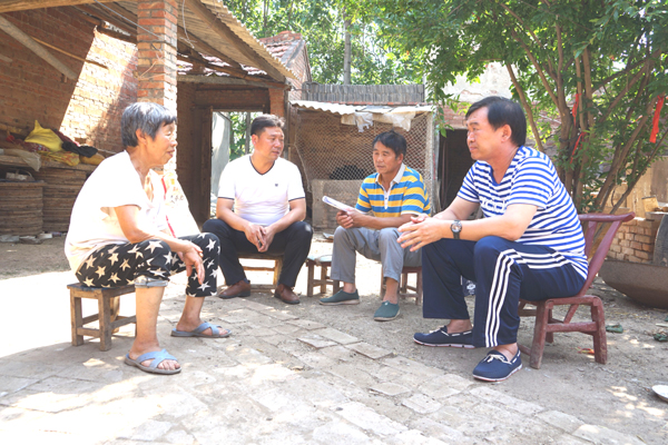 郭峰總經(jīng)理帶領部分干部到磁澗鎮(zhèn)掌禮村開展精準扶貧