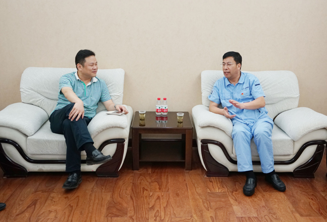 光大銀行鄭州東風路支行行長尚明勝一行到公司洽談業(yè)務